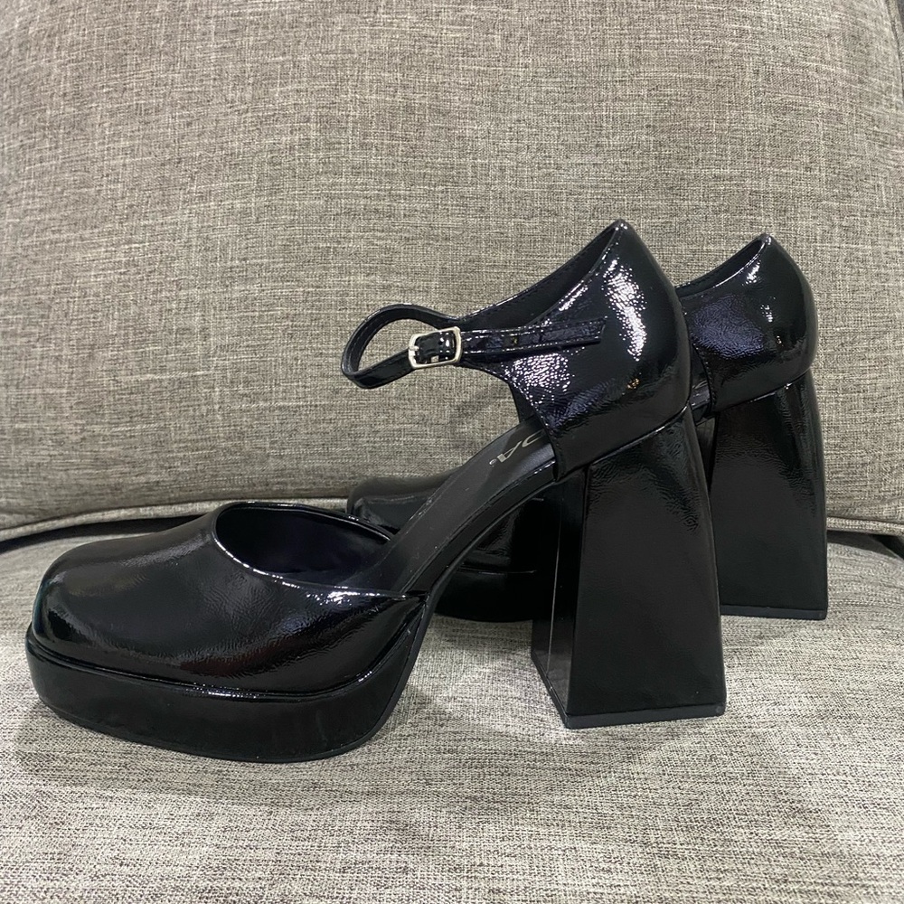 Soda patent leather black platforms